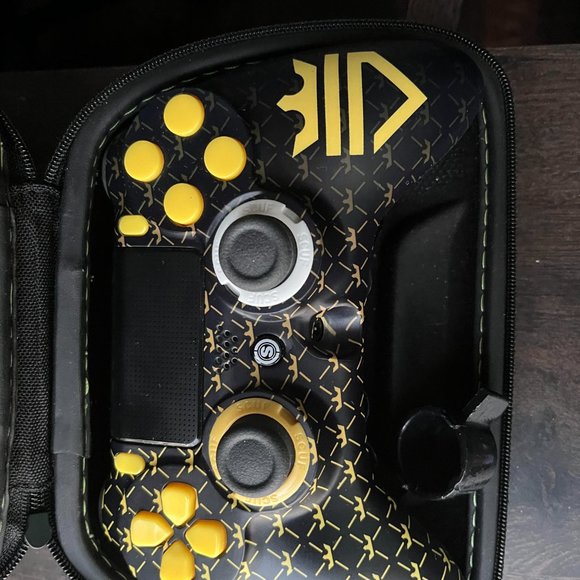 Ps4 Scuf scump controller with digital tap triggers and grip - Picture 3 of 3